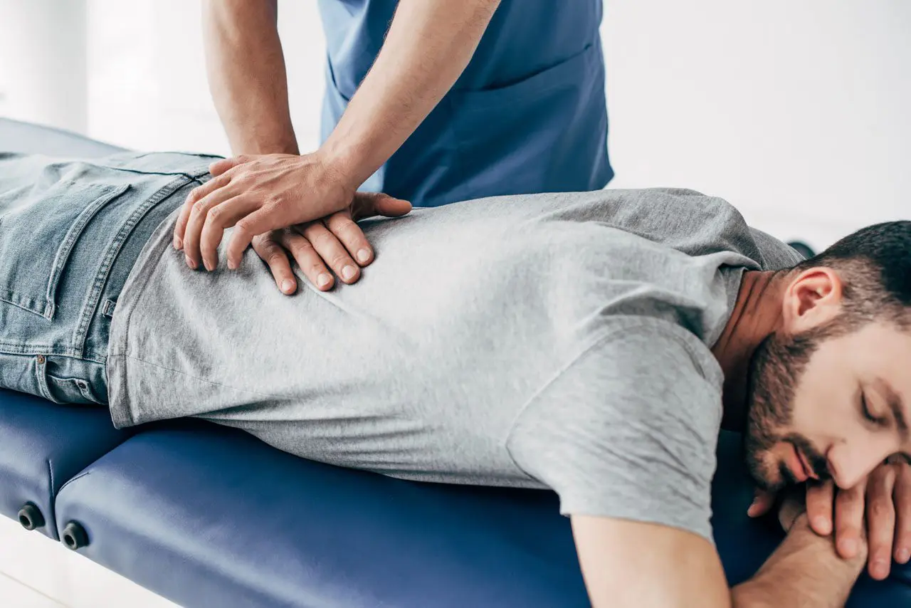 Chiropractor in Mississauga - Chiropractic care on lower back - Body Kinetix